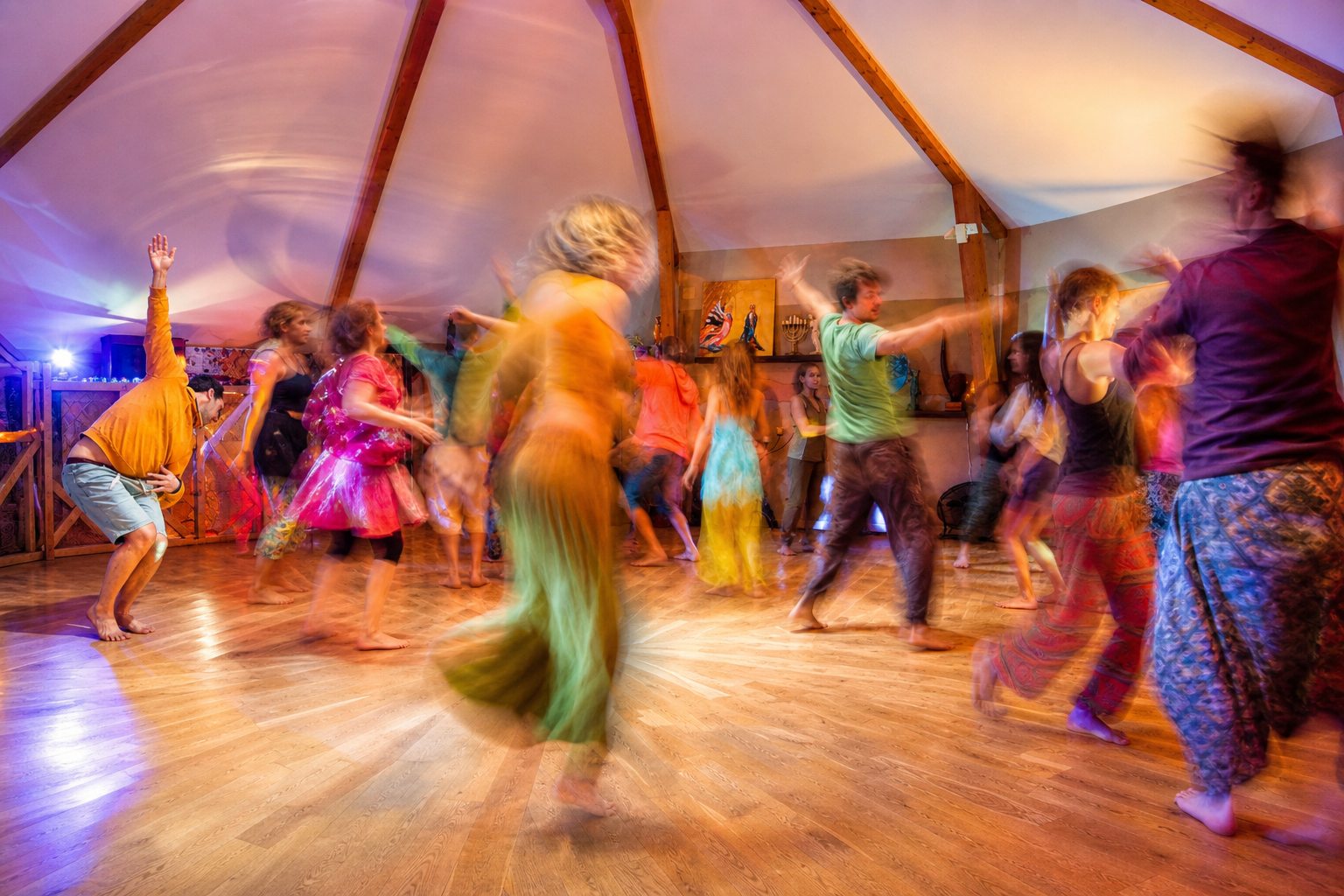 Soirée de danse libre à Albi dans une salle avec parquet et dôme en bois, danseurs en mouvement flou